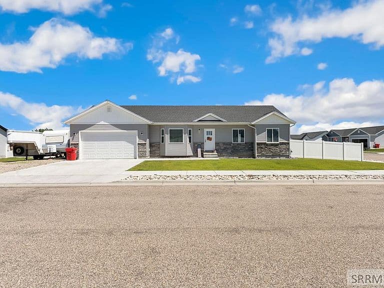 585 Washington Loop photo 1