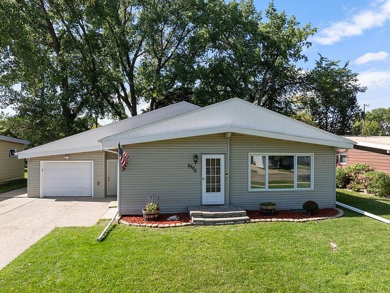 2505 Skyline Dr NW photo 2