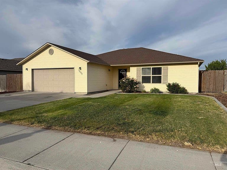 1135 Fiesta Way photo 2