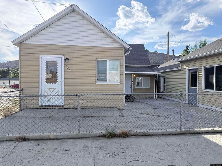 620 Center St photo 1