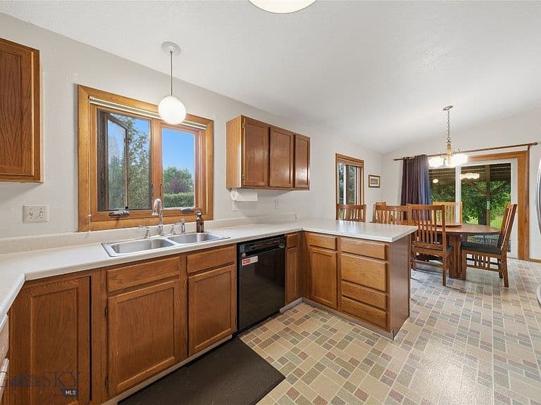 410 Coulee Dr photo 4