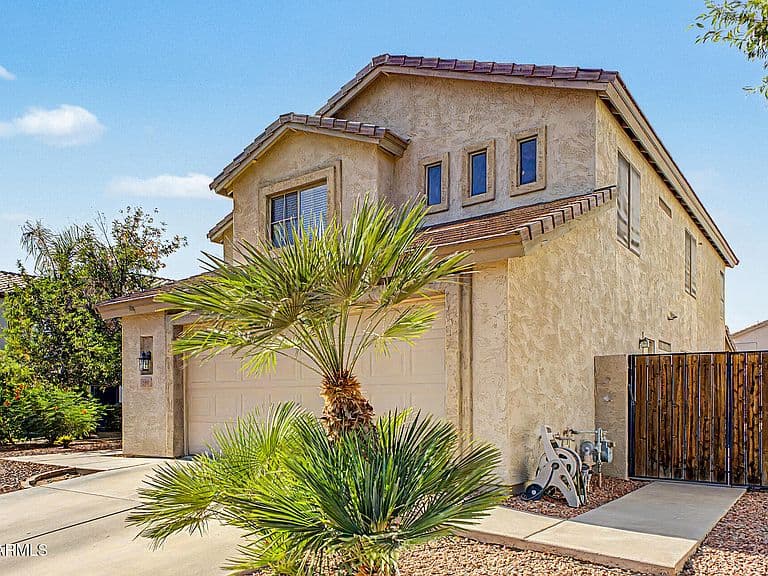 284 W GOLDFINCH Way photo 3