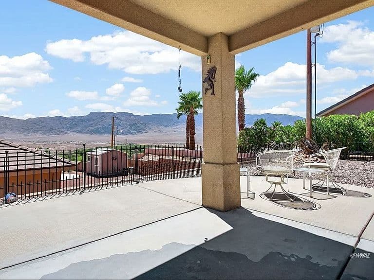 2896 E Sierra Vista Dr photo 4