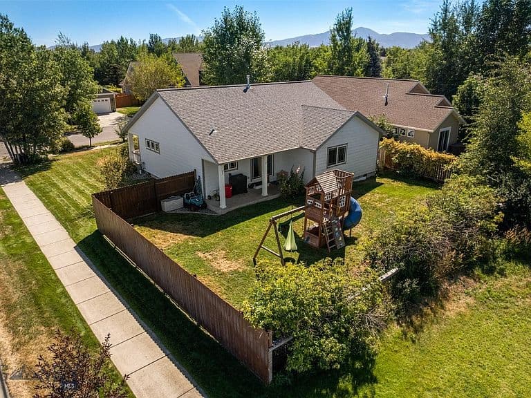 1235 Hunters Way photo 3