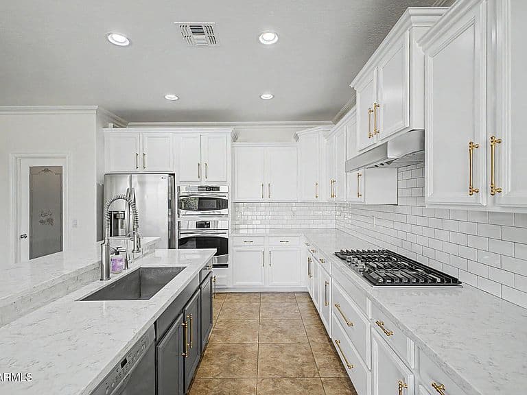 590 W POWELL Way photo 3