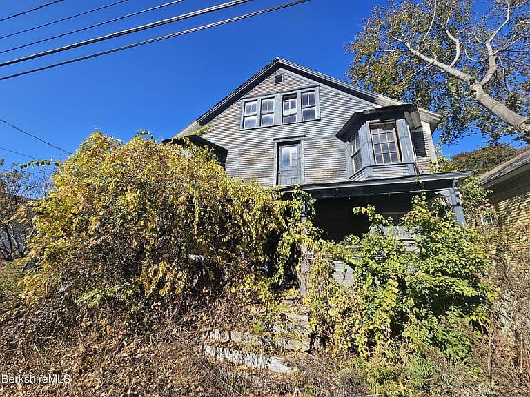 301 W Main St photo 1