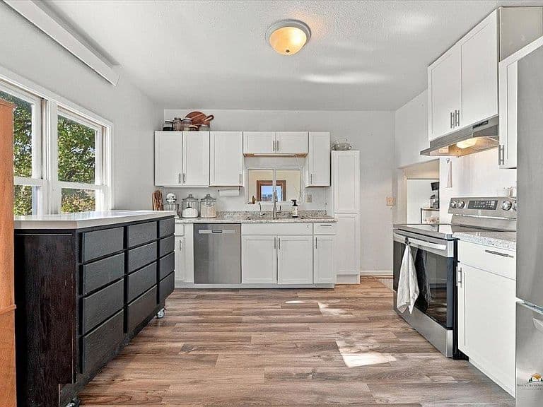 208 6th Ave photo 5