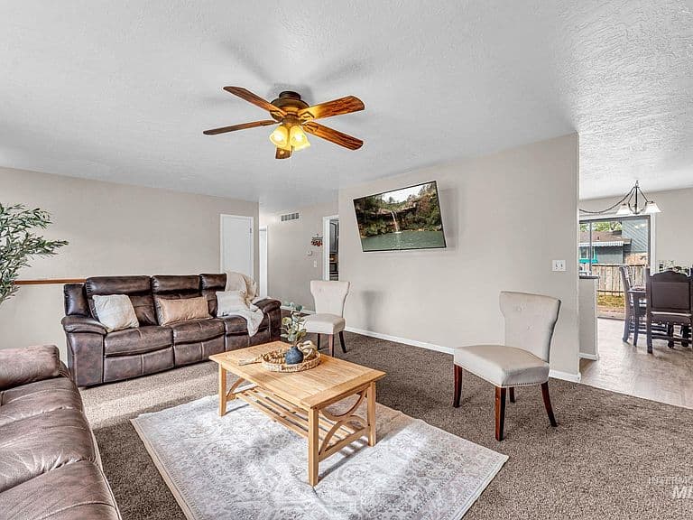 850 Rosewood Dr photo 2