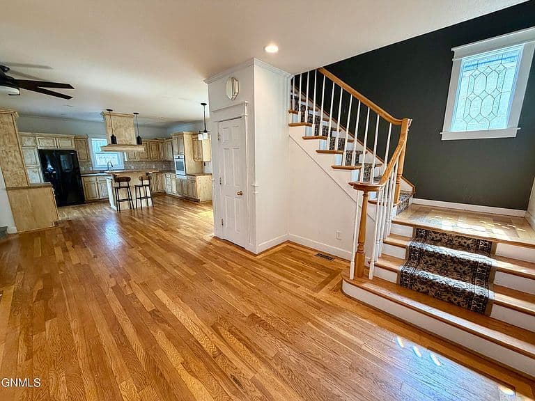 208 3rd Ave NW photo 3