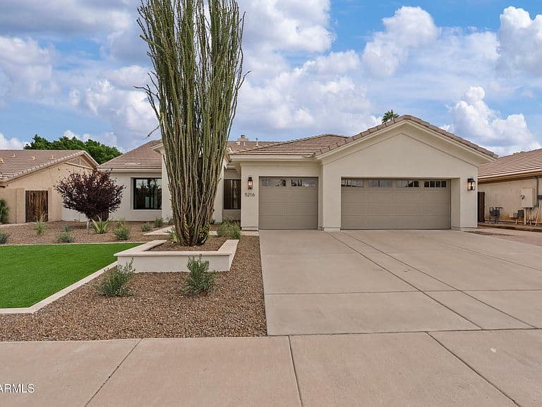 5216 E KELTON Lane photo 2