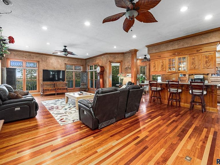 300 Fairway Cir photo 3