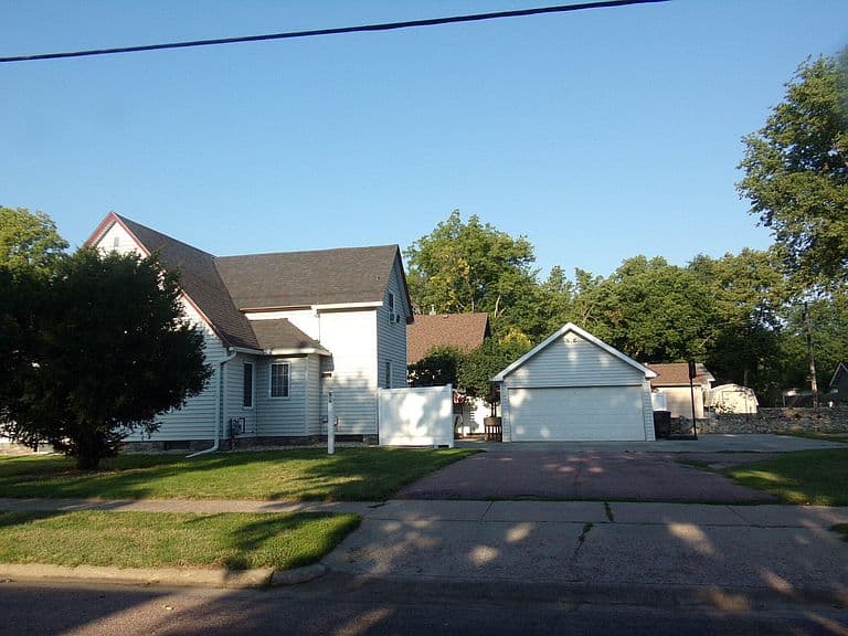 622 E 2nd Ave photo 2