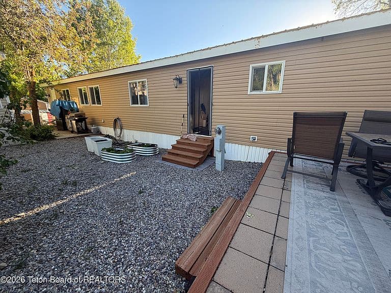433 Saddleman Dr photo 2