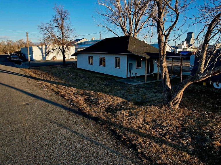 302 3rd St S photo 2