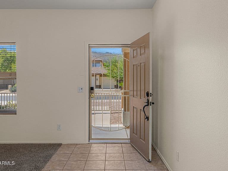 1226 E GWEN Street photo 4