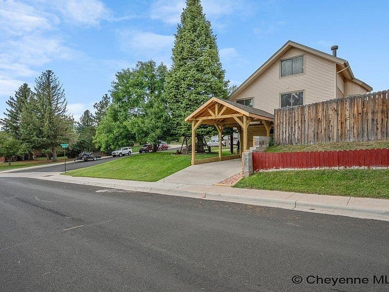 900 Ponderosa Rd photo 2