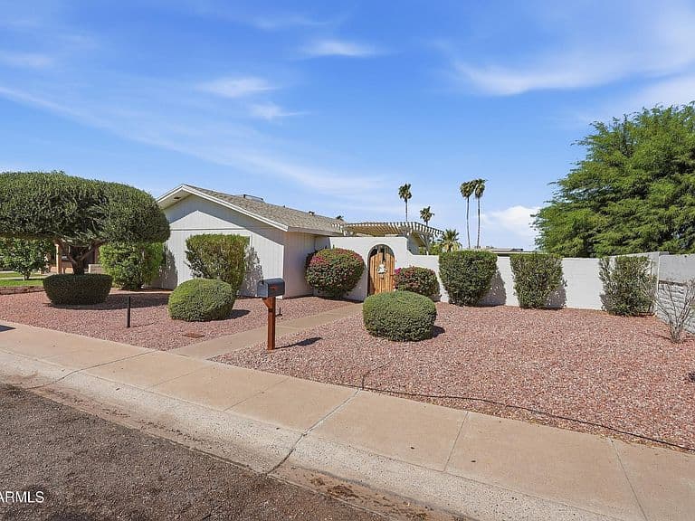 4708 E La Salle Street photo 3