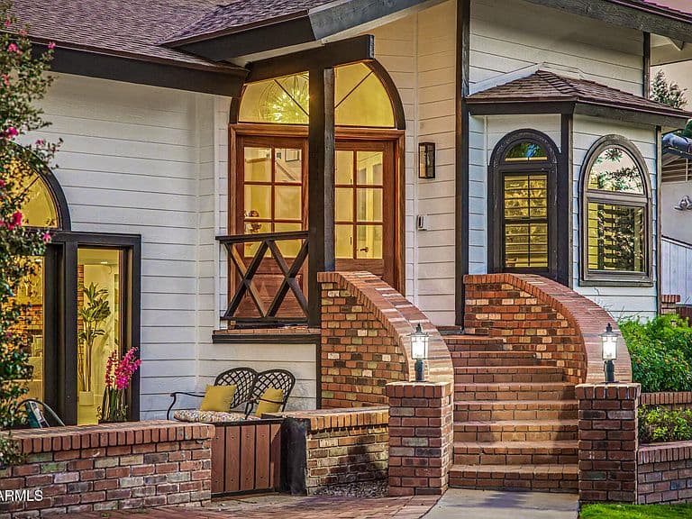 1131 W LAWRENCE Lane photo 3