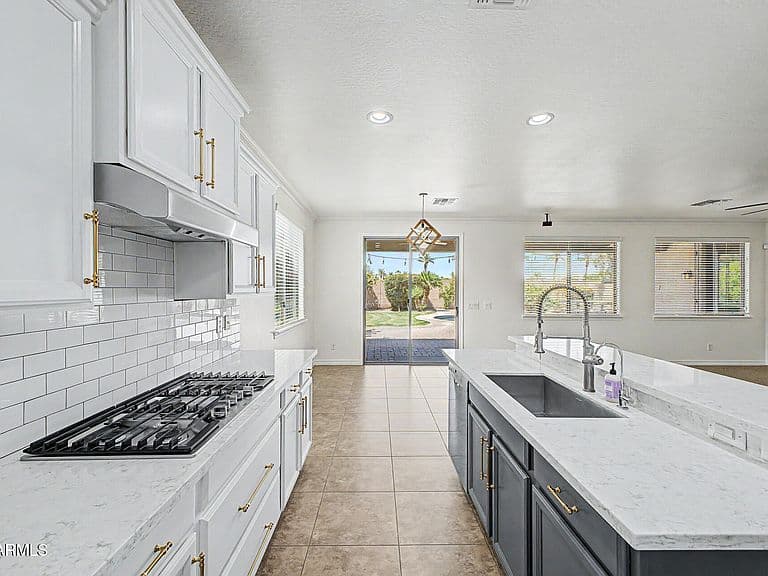 590 W POWELL Way photo 4