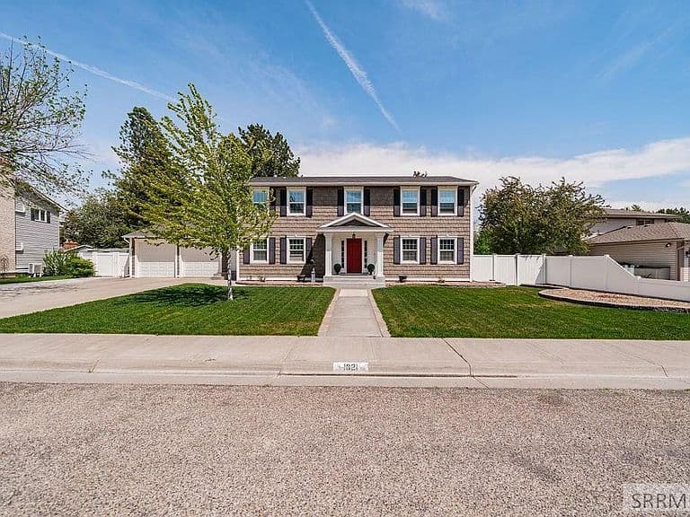 1821 Malibu Dr photo 2
