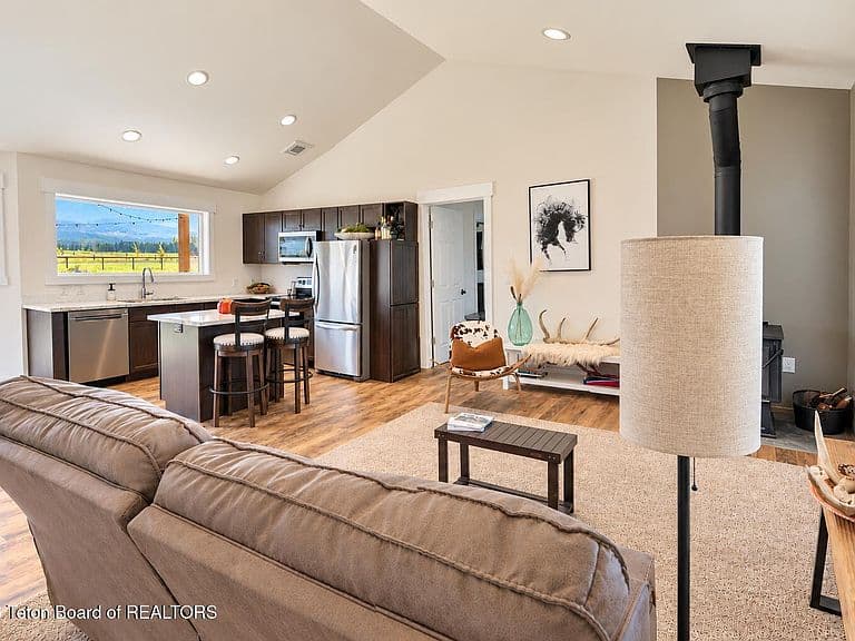 1611 Harvest Ln photo 2