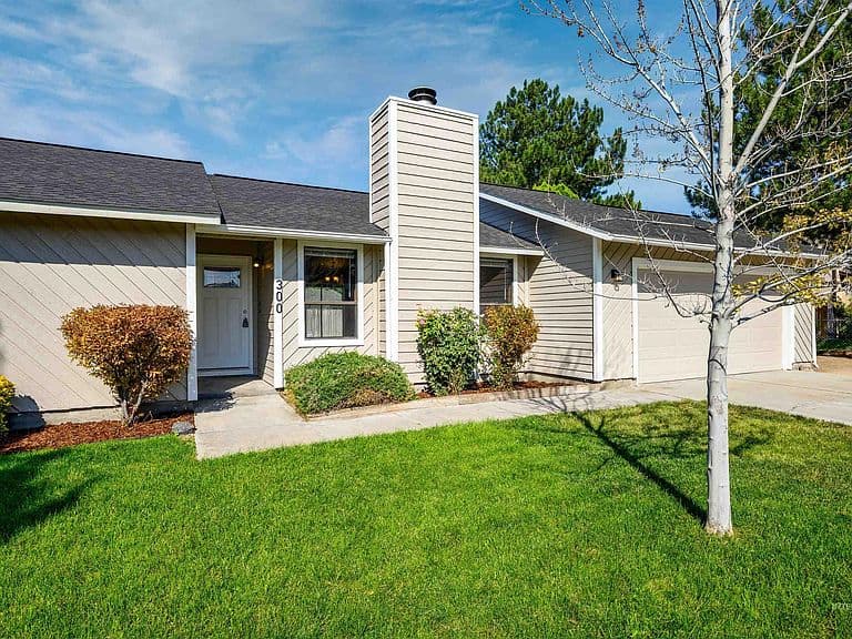 300 Meadowbrook Dr photo 4