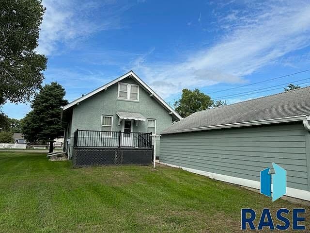 501 W Oak St photo 2