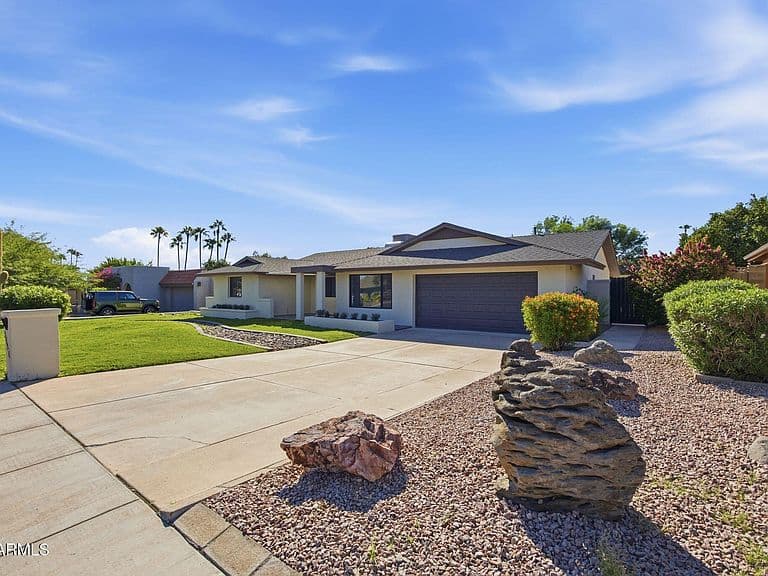 2431 E DESERT COVE Avenue photo 4