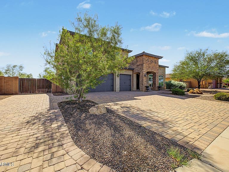 18155 W SELLS Drive photo 3