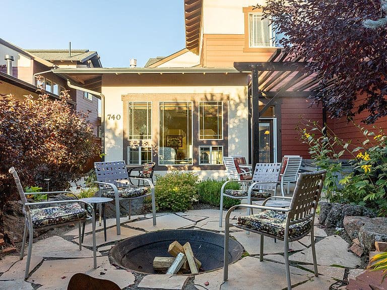 740 S Riv photo 1