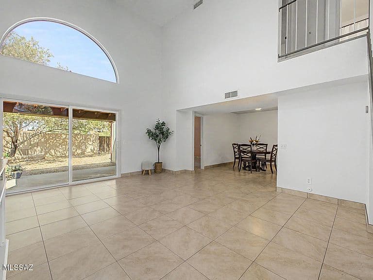 8633 N Siriga Way photo 3