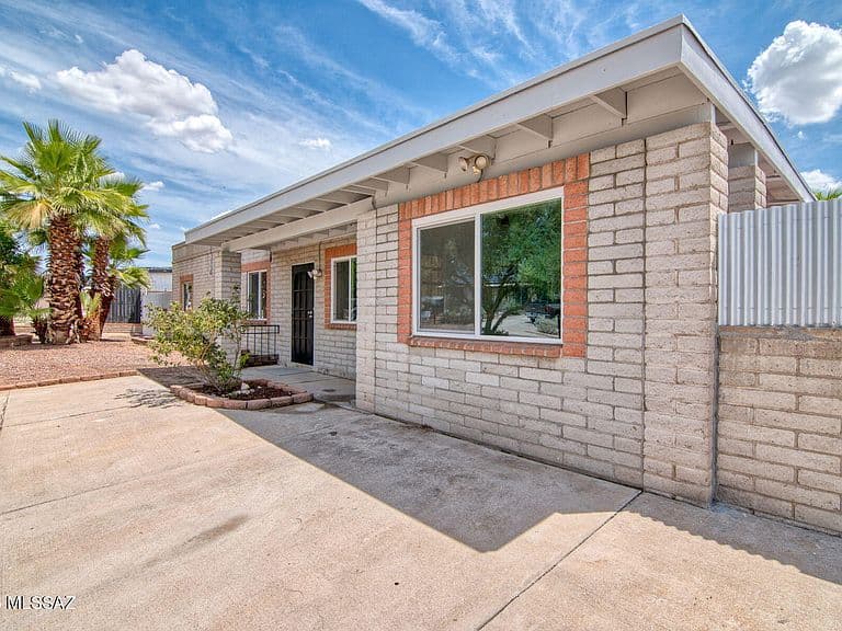2757 W Calle Del Huerto photo 3