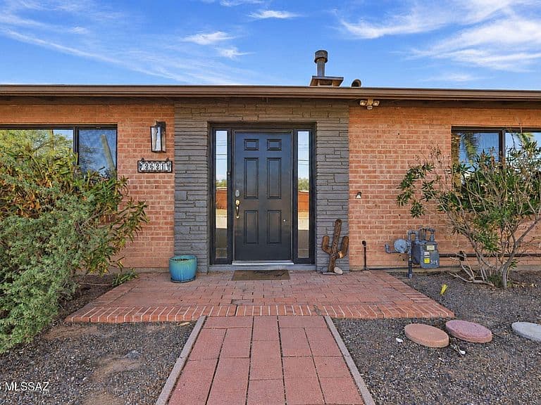 2621 N Swan Rd photo 5