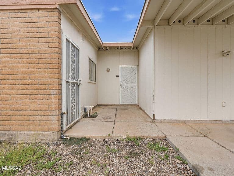 6935 N Northpoint Dr photo 2