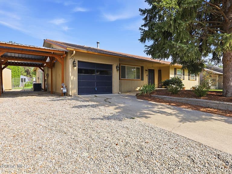 1909 E Meadow Ln photo 3
