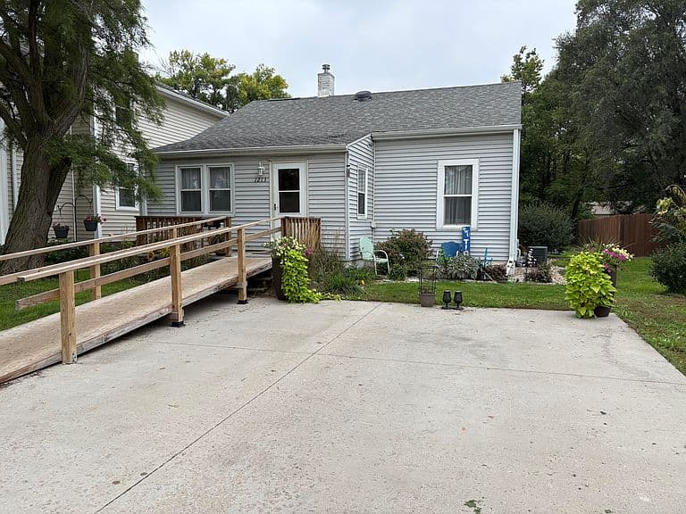 1213 W University Ave photo 3
