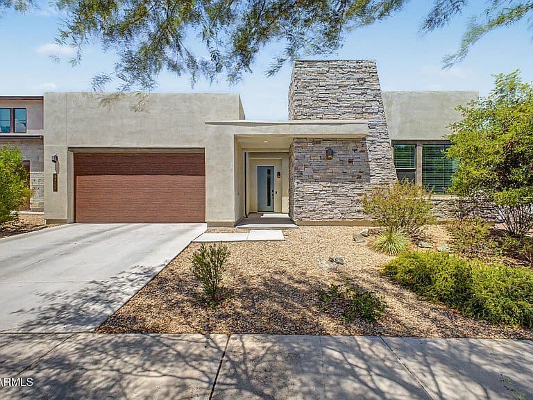 1122 E MONTE Way photo 1