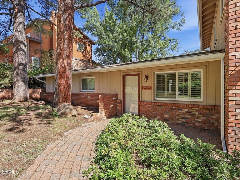 3704 N Grandview Dr photo 5