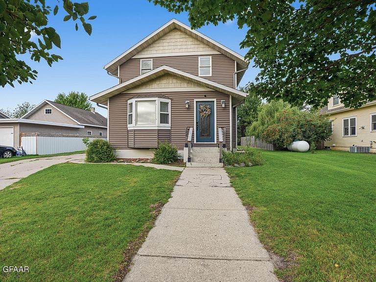 308 Hougen St S photo 1