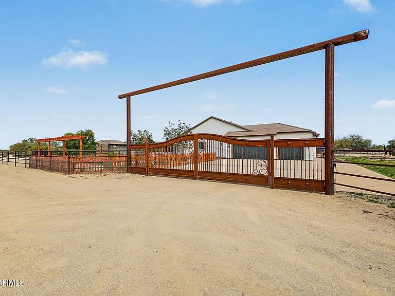 880 W David Lane photo 2