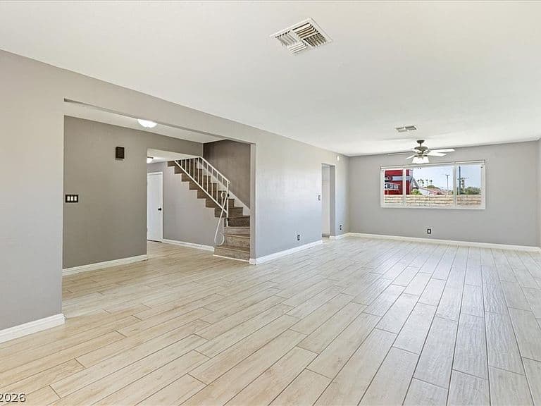 580 Chelsea Dr photo 3