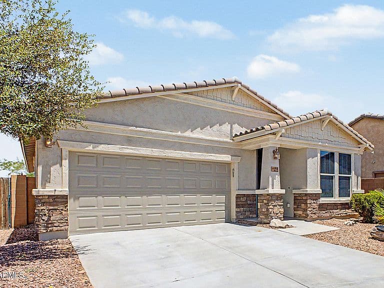 41592 W ELM Drive photo 1