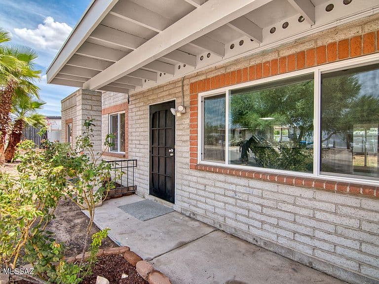2757 W Calle Del Huerto photo 2