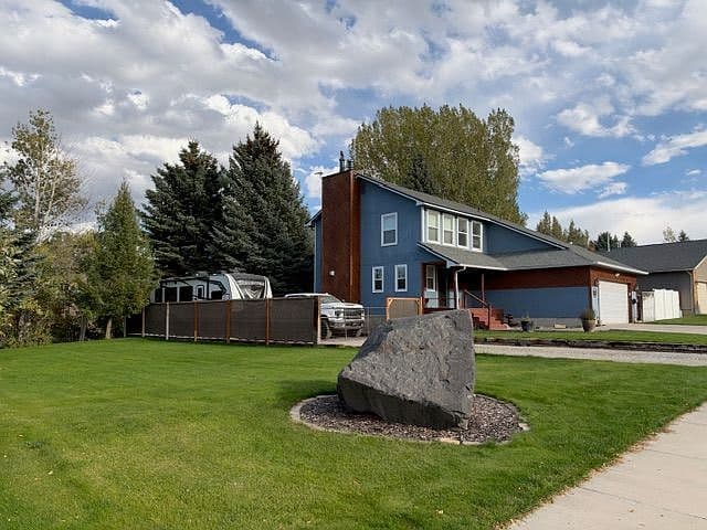 555 W Park St photo 1