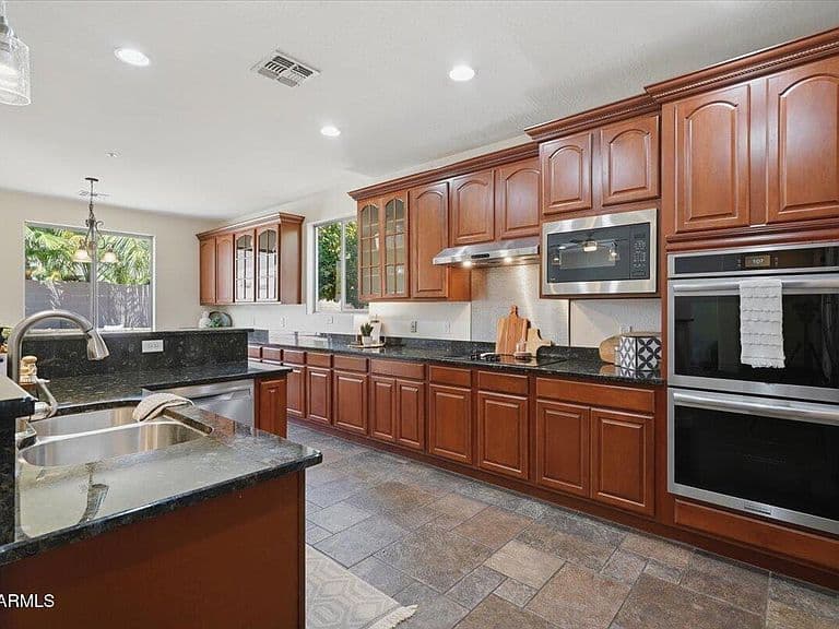 15330 W ROMA Avenue photo 4