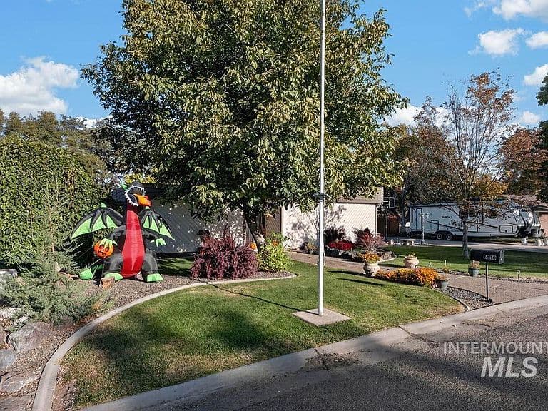 1810 Primrose Dr photo 4