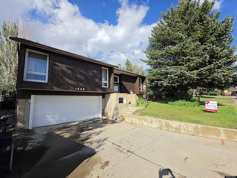 1809 Arthur Ave photo 2