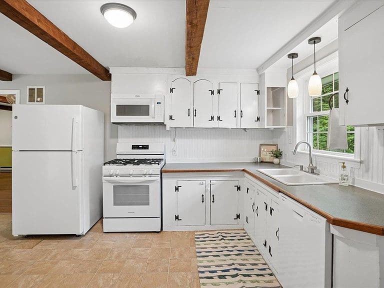 66 Currier Road photo 4