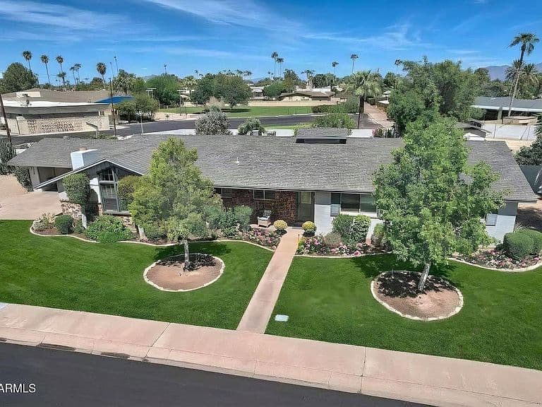 8432 E TURNEY Avenue photo 1