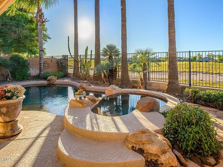 29986 N Little Leaf Dr photo 3